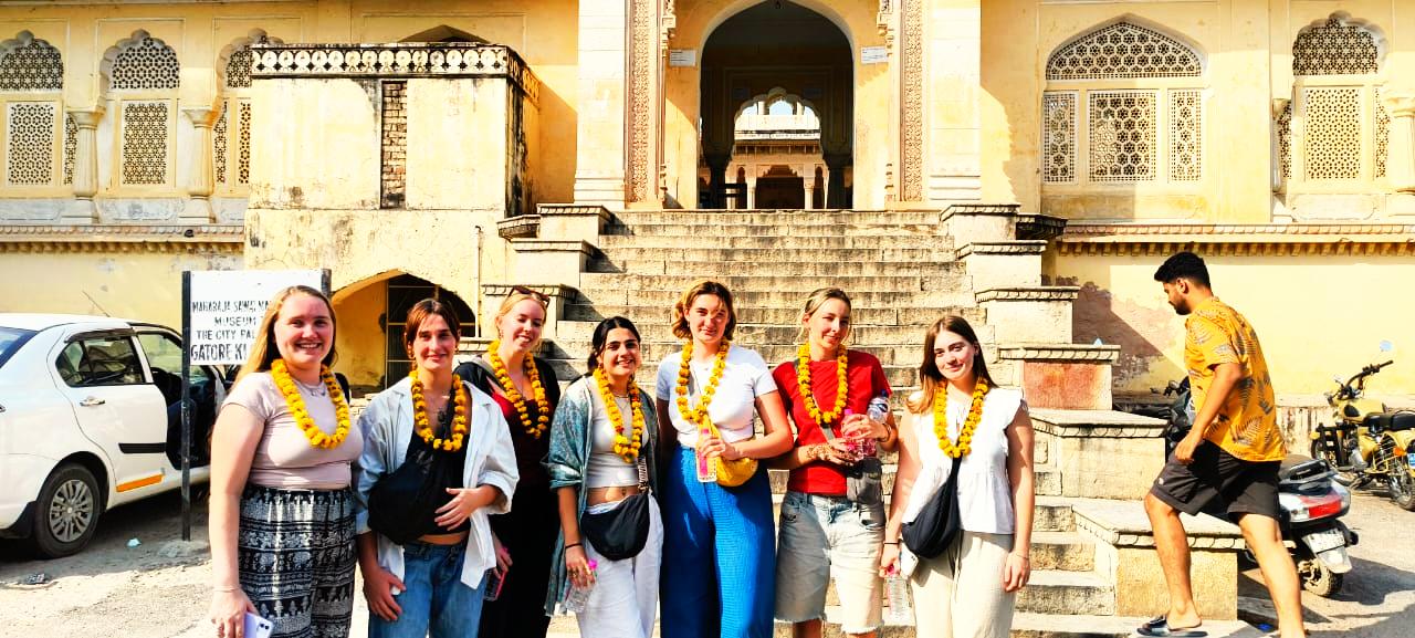 gruppe von frauen mit schloss im hintergrund